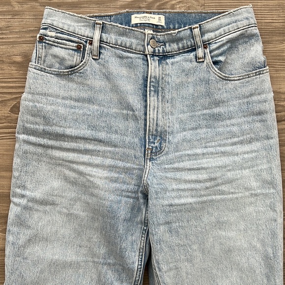 ABERCROMBIE & FITCH 90s Ultra High Rise Straight Jeans in Light Blue Wash - Picture 8 of 16